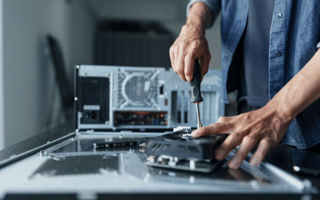Técnico realizando mantenimiento de ordenadores